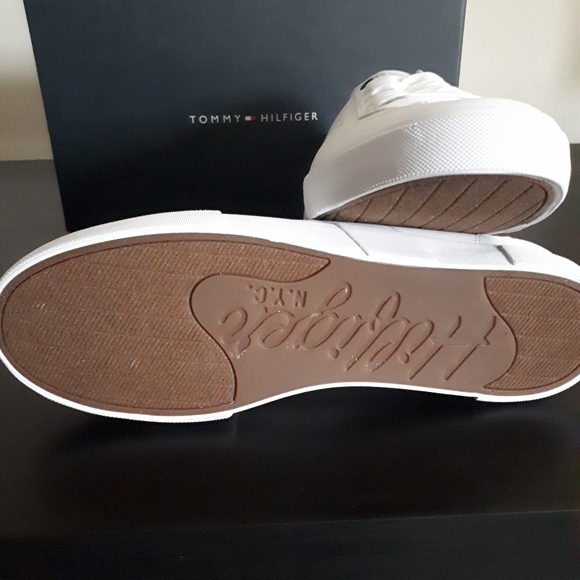 Tommy Hilfiger size 9.5 shoes brand new - Picture 2 of 5